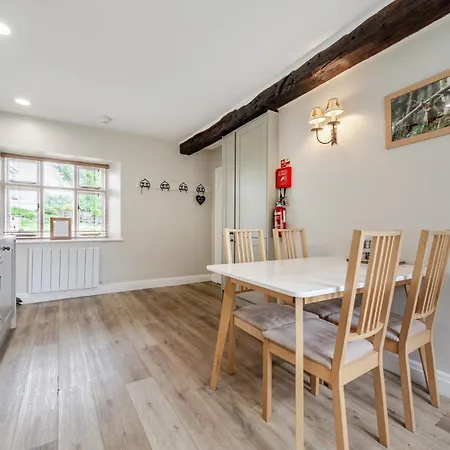 Dove At The Graythwaite Estate * 울버스톤